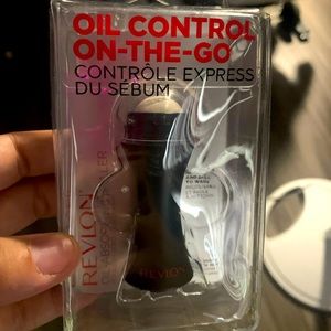 Oil control face roller